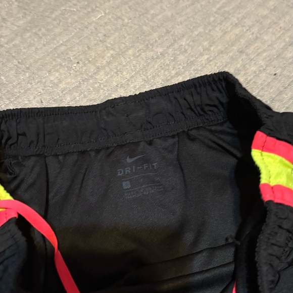 Nike Women Shorts Sport-Running Size SMALL Pink & Black Mid-Rise With Pocket - Picture 2 of 5